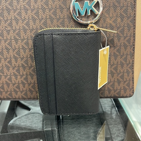 Michael Kors Jet Set Travel Medium Zip Around Card Case
Color: Black
NWT - Picture 3 of 16